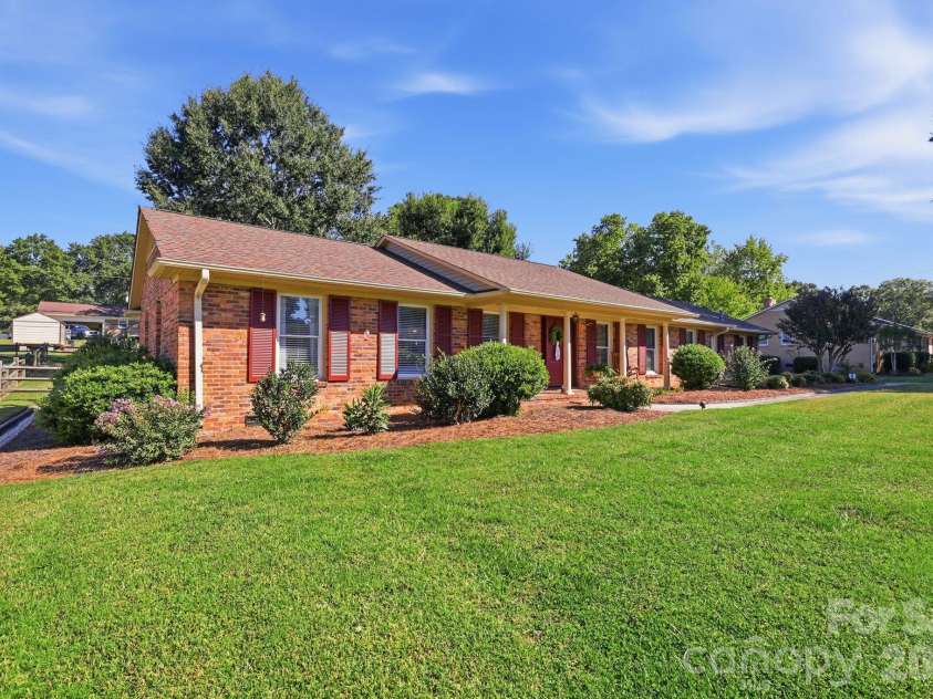 8317 Fallsdale Drive, Charlotte, NC 28214.  MLS# CAR4427702, YatesRealty ID 54315. 