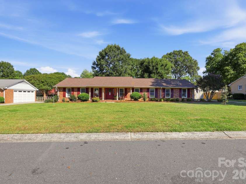 8317 Fallsdale Drive, Charlotte, NC 28214.  MLS# CAR4427702, YatesRealty ID 54315. 