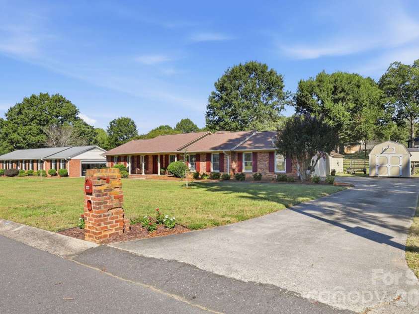 8317 Fallsdale Drive, Charlotte, NC 28214.  MLS# CAR4427702, YatesRealty ID 54315. 