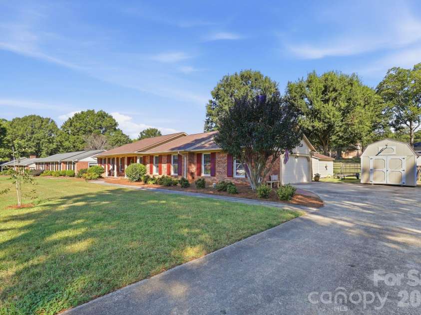 8317 Fallsdale Drive, Charlotte, NC 28214.  MLS# CAR4427702, YatesRealty ID 54315. 