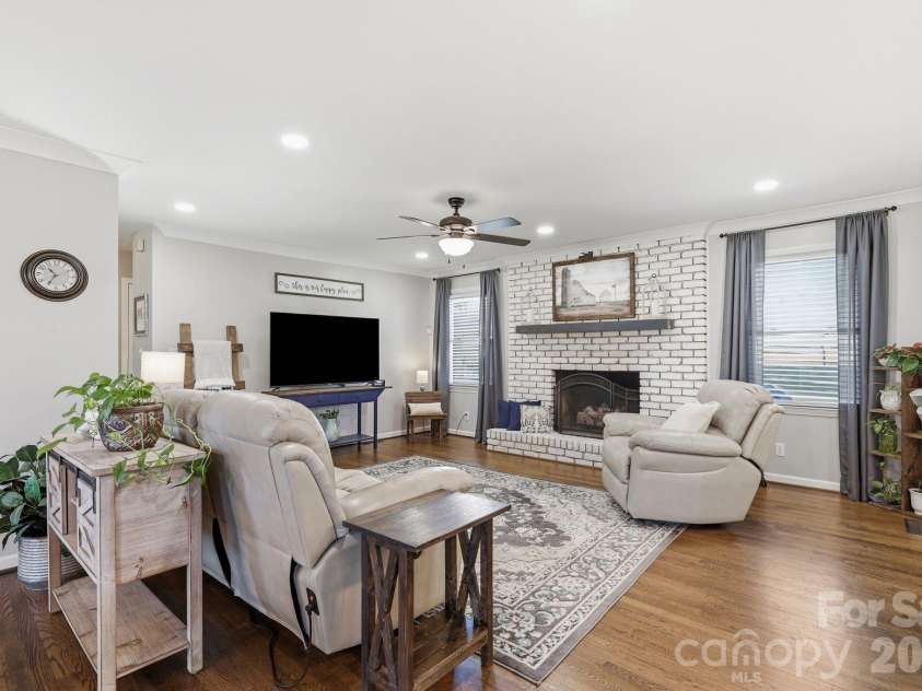 8317 Fallsdale Drive, Charlotte, NC 28214.  MLS# CAR4427702, YatesRealty ID 54315. 
