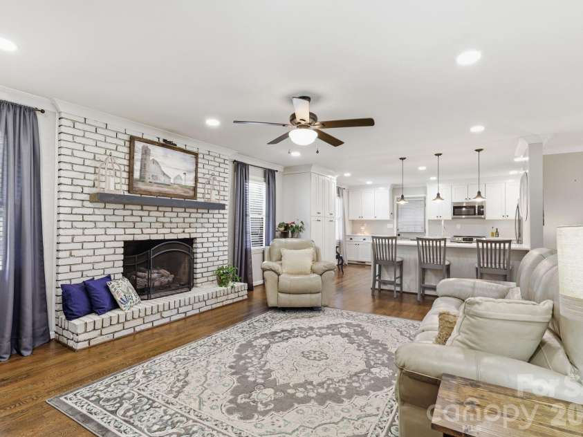 8317 Fallsdale Drive, Charlotte, NC 28214.  MLS# CAR4427702, YatesRealty ID 54315. 