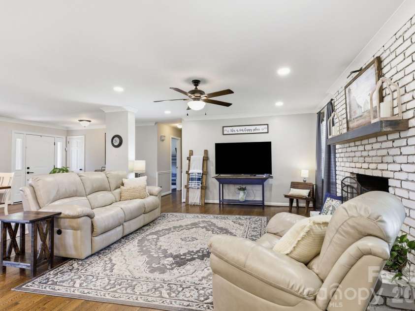 8317 Fallsdale Drive, Charlotte, NC 28214.  MLS# CAR4427702, YatesRealty ID 54315. 