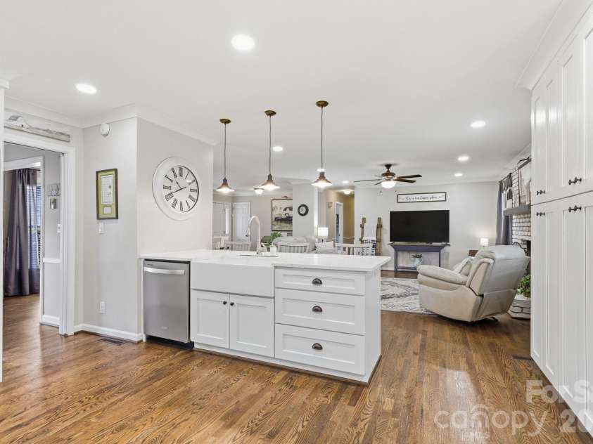 8317 Fallsdale Drive, Charlotte, NC 28214.  MLS# CAR4427702, YatesRealty ID 54315. 