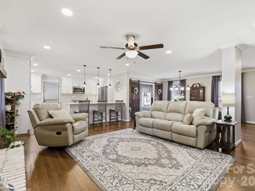 8317 Fallsdale Drive, Charlotte, NC 28214.  MLS# CAR4427702, YatesRealty ID 54315. 