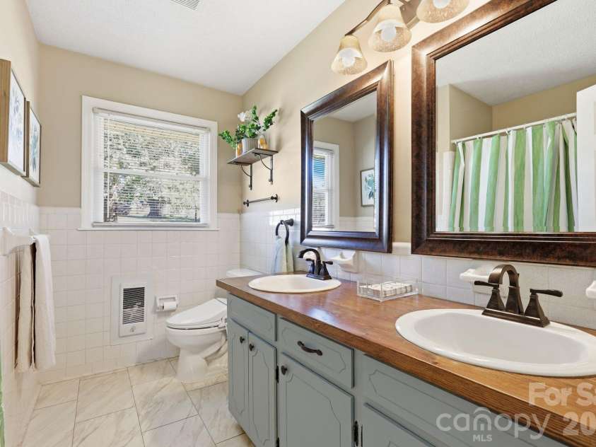 8317 Fallsdale Drive, Charlotte, NC 28214.  MLS# CAR4427702, YatesRealty ID 54315. 