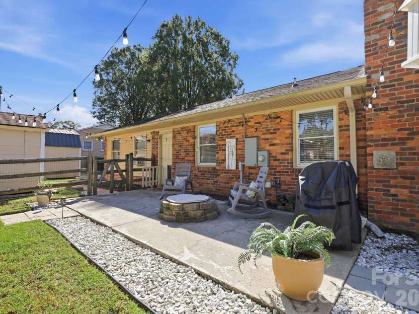8317 Fallsdale Drive, Charlotte, NC 28214.  MLS# CAR4427702, YatesRealty ID 54315. 