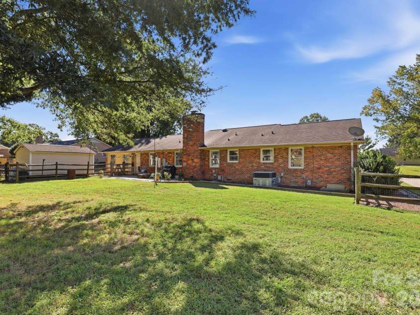 8317 Fallsdale Drive, Charlotte, NC 28214.  MLS# CAR4427702, YatesRealty ID 54315. 
