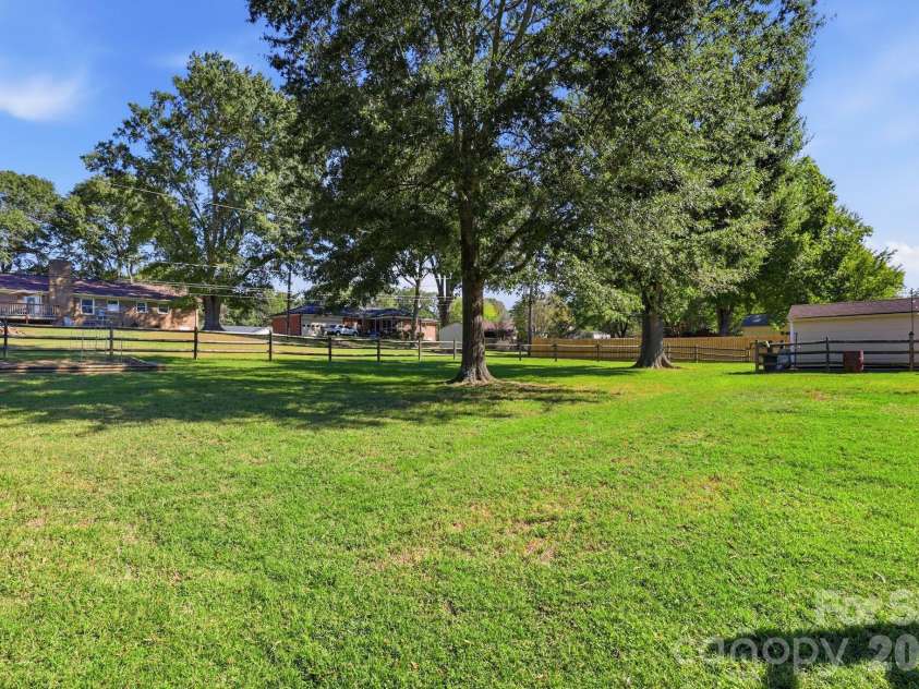 8317 Fallsdale Drive, Charlotte, NC 28214.  MLS# CAR4427702, YatesRealty ID 54315. 