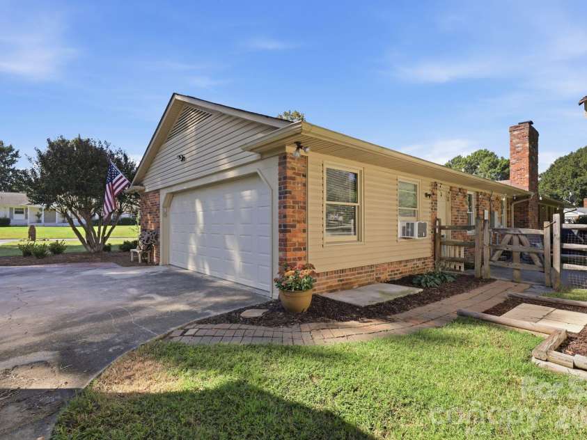 8317 Fallsdale Drive, Charlotte, NC 28214.  MLS# CAR4427702, YatesRealty ID 54315. 