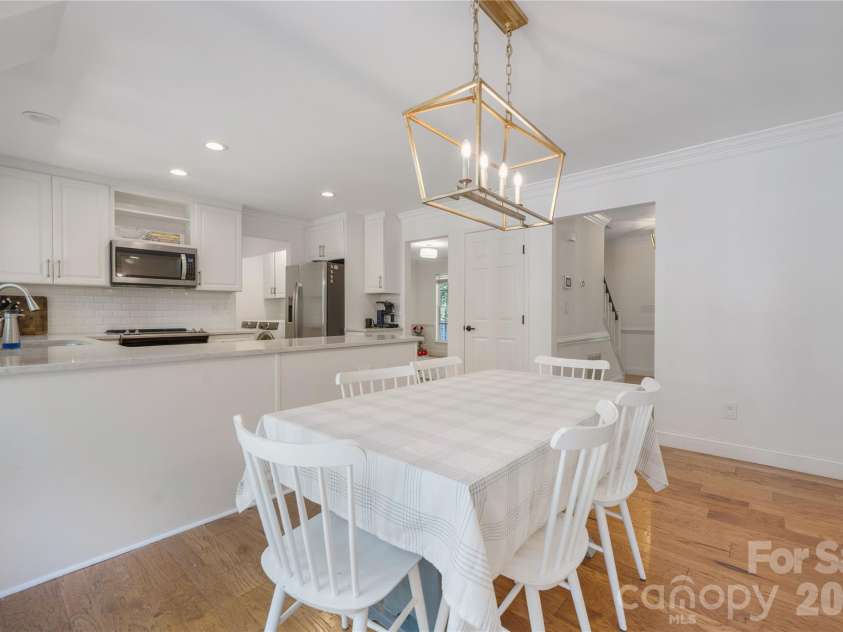 2620 Willowdale Lane, Matthews, NC 28105.  MLS# CAR4426974, YatesRealty ID 54324. An informal kitchen dining area.