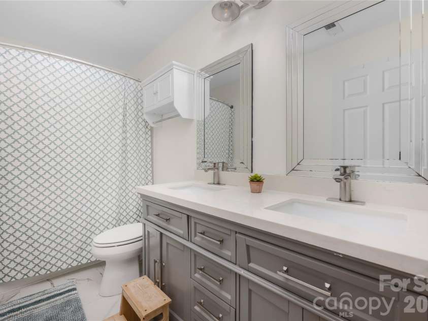 2620 Willowdale Lane, Matthews, NC 28105.  MLS# CAR4426974, YatesRealty ID 54324. Updated secondary bathroom with new vanity, countertop, and lighting.