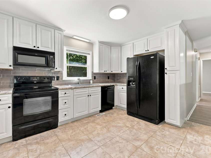 2909 Matoka Trail, Matthews, NC 28104.  MLS# CAR4426657, YatesRealty ID 54325. Kitchen