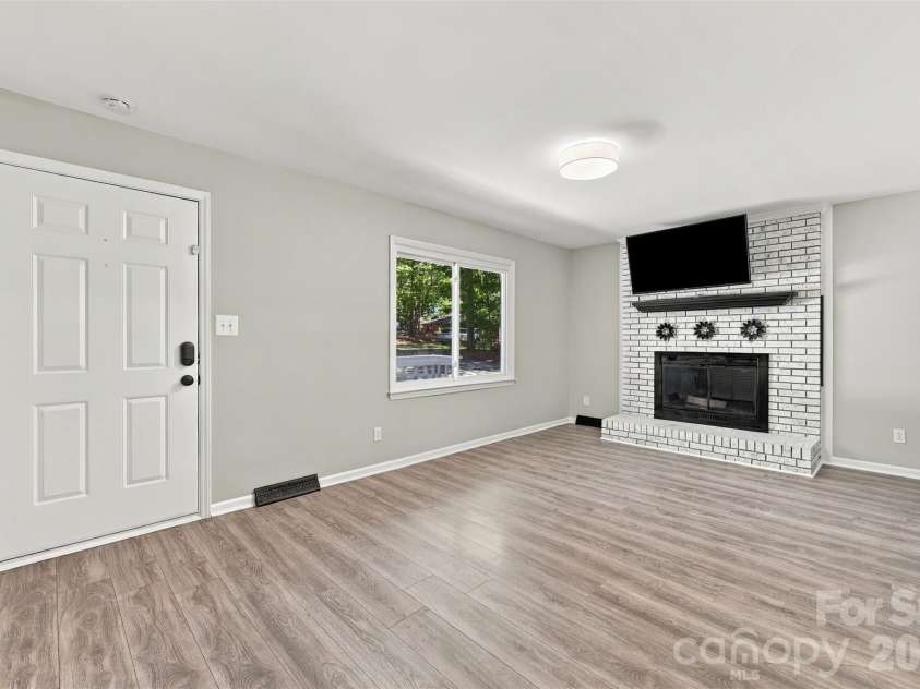 2909 Matoka Trail, Matthews, NC 28104.  MLS# CAR4426657, YatesRealty ID 54325. Living room