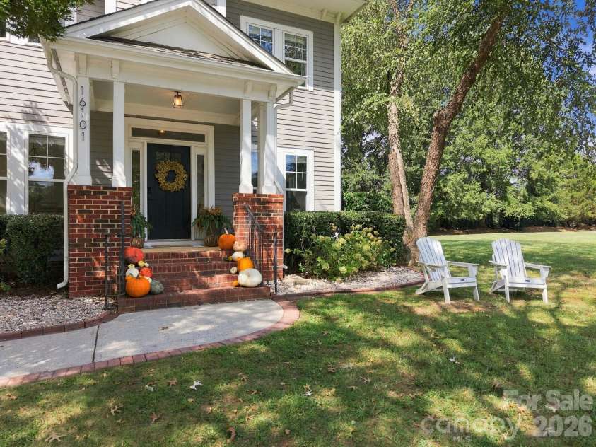 16101 Kelly Park Circle, Huntersville, NC 28078.  MLS# CAR4426541, YatesRealty ID 54328. 