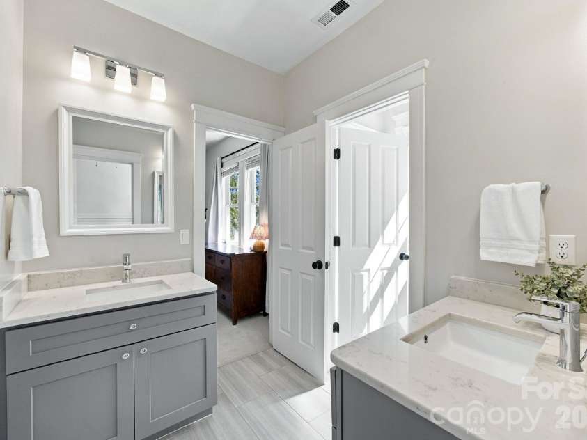 16101 Kelly Park Circle, Huntersville, NC 28078.  MLS# CAR4426541, YatesRealty ID 54328. 