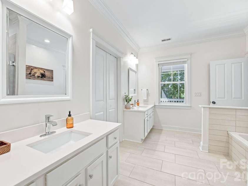 16101 Kelly Park Circle, Huntersville, NC 28078.  MLS# CAR4426541, YatesRealty ID 54328. 