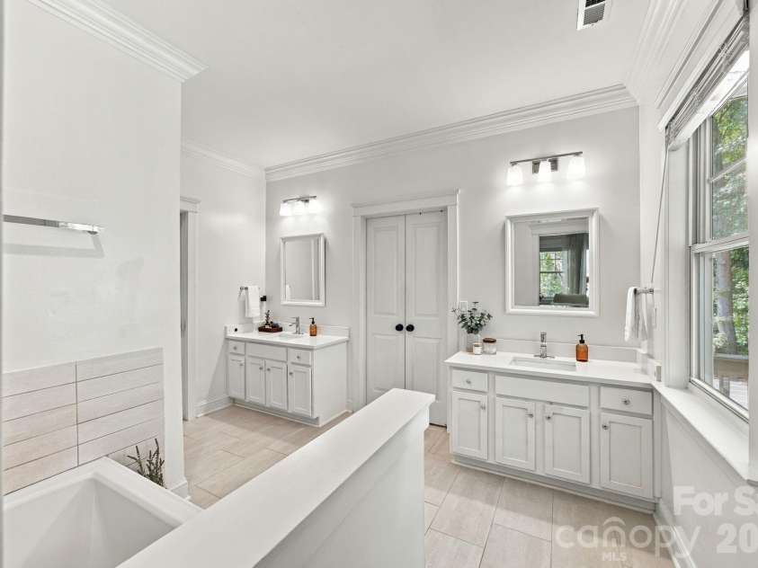16101 Kelly Park Circle, Huntersville, NC 28078.  MLS# CAR4426541, YatesRealty ID 54328. 