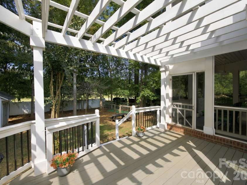 16101 Kelly Park Circle, Huntersville, NC 28078.  MLS# CAR4426541, YatesRealty ID 54328. 