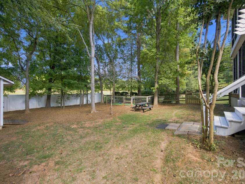 16101 Kelly Park Circle, Huntersville, NC 28078.  MLS# CAR4426541, YatesRealty ID 54328. 