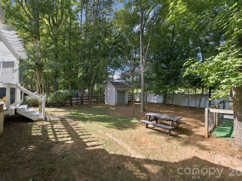 16101 Kelly Park Circle, Huntersville, NC 28078.  MLS# CAR4426541, YatesRealty ID 54328. 