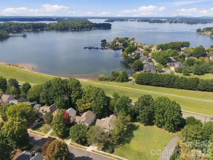 16101 Kelly Park Circle, Huntersville, NC 28078.  MLS# CAR4426541, YatesRealty ID 54328. 