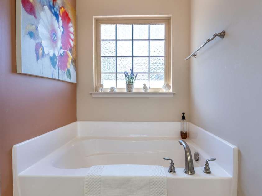 2581 Flintshire Lane, Gastonia, NC 28056.  MLS# CAR4426168, YatesRealty ID 54329. Primary Bathroom