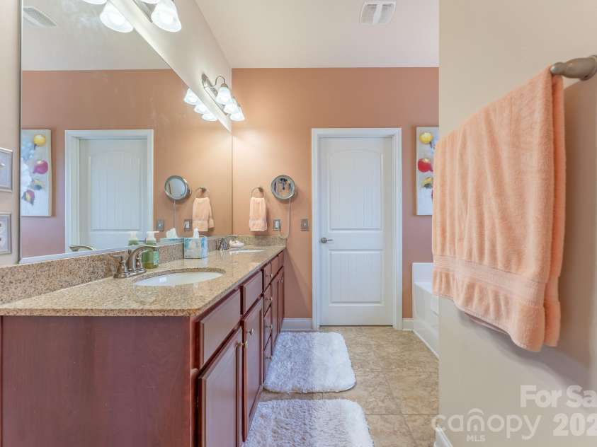 2581 Flintshire Lane, Gastonia, NC 28056.  MLS# CAR4426168, YatesRealty ID 54329. Primary Bathroom