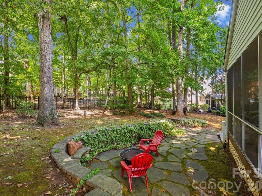 919 Thorn Ridge Lane, Lake Wylie, SC 29710.  MLS# CAR4425694, YatesRealty ID 54330. 
