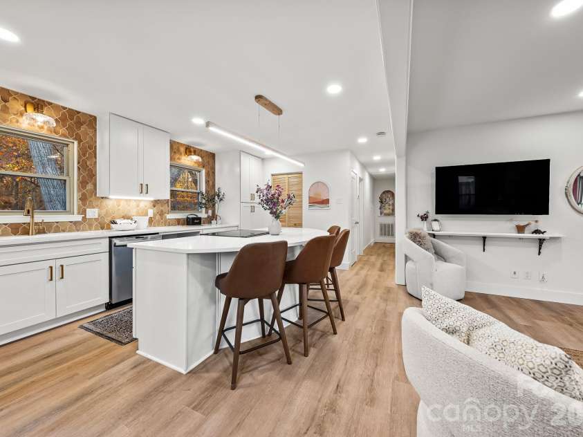 8711 Ellis Road, Waxhaw, NC 28173.  MLS# CAR4425278, YatesRealty ID 54336. KITCHEN