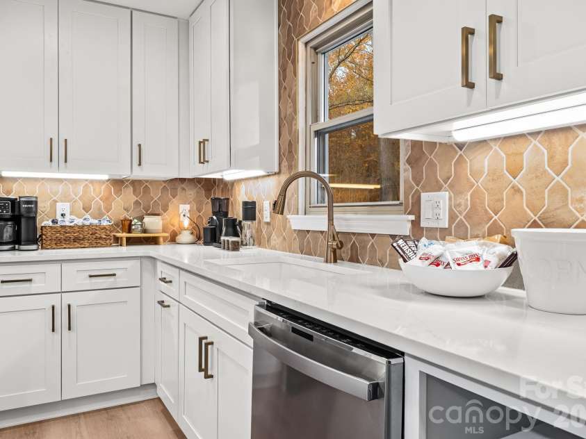8711 Ellis Road, Waxhaw, NC 28173.  MLS# CAR4425278, YatesRealty ID 54336. KITCHEN