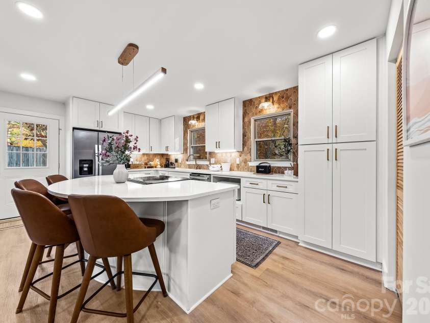 8711 Ellis Road, Waxhaw, NC 28173.  MLS# CAR4425278, YatesRealty ID 54336. KITCHEN ISLAND