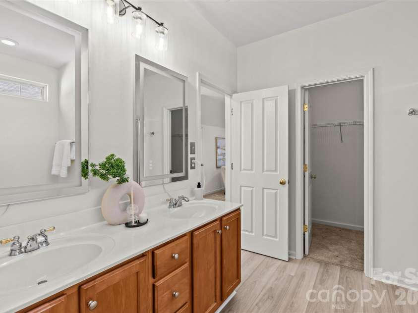 13818 Carleen Way, Charlotte, NC 28213.  MLS# CAR4425312, YatesRealty ID 54337. 