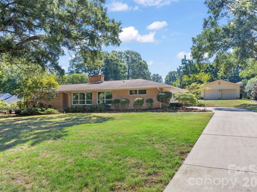 933 Coulwood Drive, Charlotte, NC 28214.  MLS# CAR4425110, YatesRealty ID 54341. 