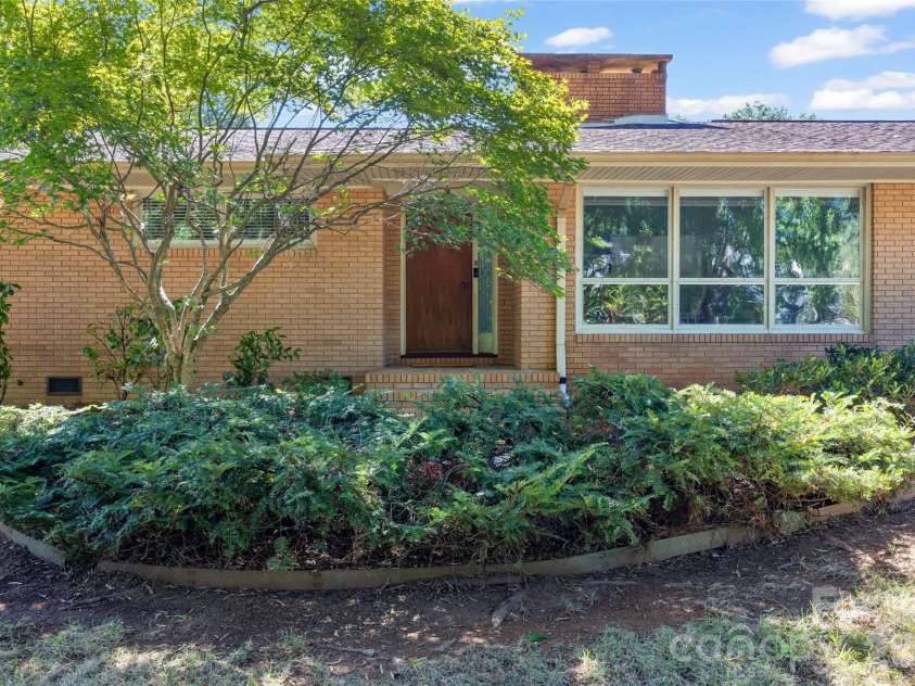 933 Coulwood Drive, Charlotte, NC 28214.  MLS# CAR4425110, YatesRealty ID 54341. 