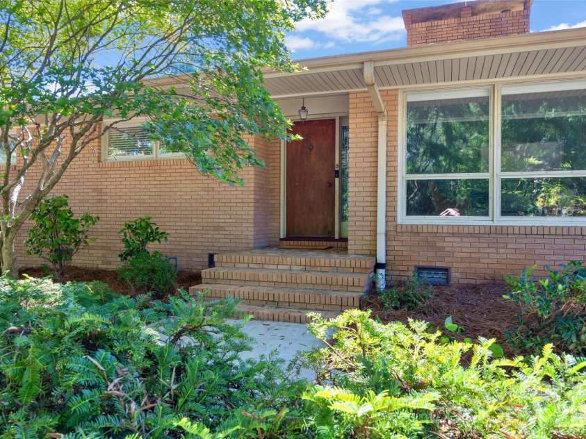 933 Coulwood Drive, Charlotte, NC 28214.  MLS# CAR4425110, YatesRealty ID 54341. 