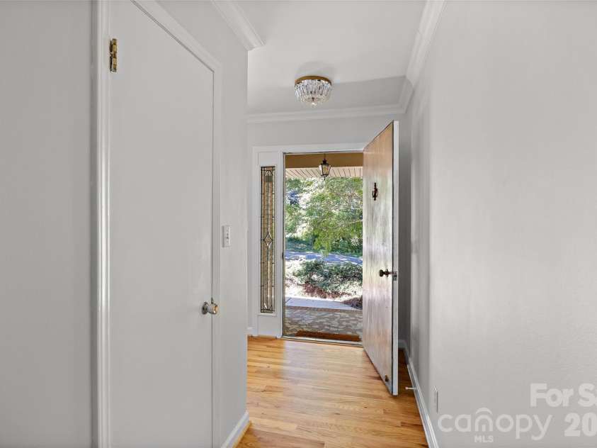933 Coulwood Drive, Charlotte, NC 28214.  MLS# CAR4425110, YatesRealty ID 54341. 