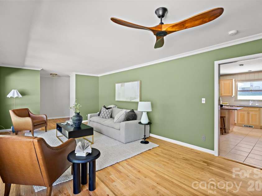 933 Coulwood Drive, Charlotte, NC 28214.  MLS# CAR4425110, YatesRealty ID 54341. 