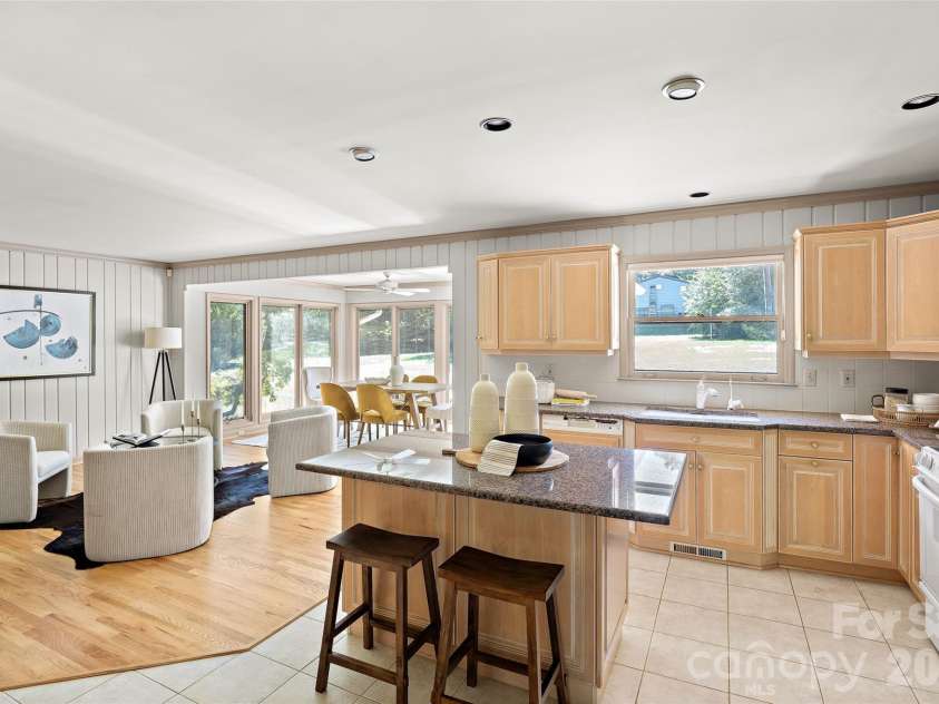933 Coulwood Drive, Charlotte, NC 28214.  MLS# CAR4425110, YatesRealty ID 54341. 