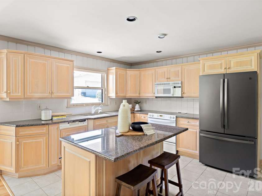 933 Coulwood Drive, Charlotte, NC 28214.  MLS# CAR4425110, YatesRealty ID 54341. 
