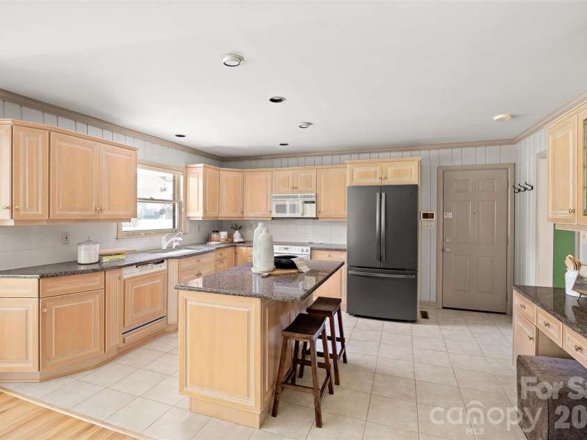 933 Coulwood Drive, Charlotte, NC 28214.  MLS# CAR4425110, YatesRealty ID 54341. 