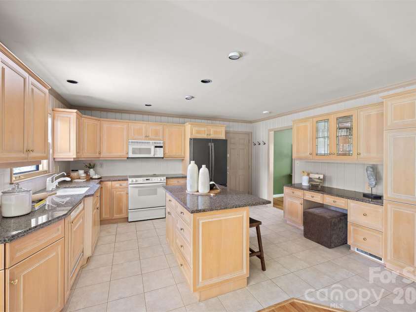 933 Coulwood Drive, Charlotte, NC 28214.  MLS# CAR4425110, YatesRealty ID 54341. 