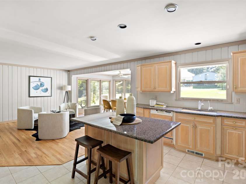 933 Coulwood Drive, Charlotte, NC 28214.  MLS# CAR4425110, YatesRealty ID 54341. 