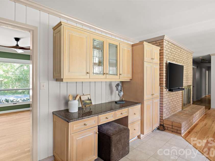 933 Coulwood Drive, Charlotte, NC 28214.  MLS# CAR4425110, YatesRealty ID 54341. 