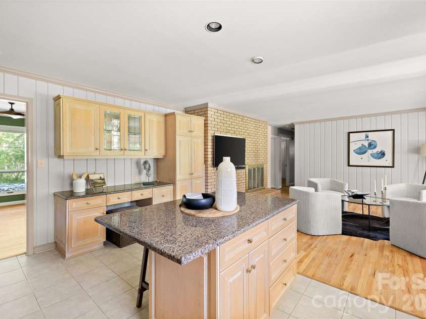 933 Coulwood Drive, Charlotte, NC 28214.  MLS# CAR4425110, YatesRealty ID 54341. 