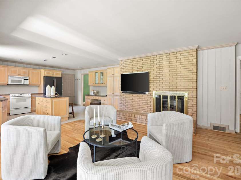 933 Coulwood Drive, Charlotte, NC 28214.  MLS# CAR4425110, YatesRealty ID 54341. 