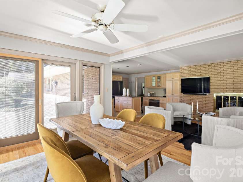 933 Coulwood Drive, Charlotte, NC 28214.  MLS# CAR4425110, YatesRealty ID 54341. 