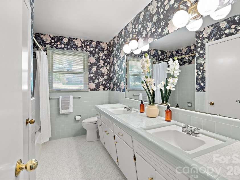 933 Coulwood Drive, Charlotte, NC 28214.  MLS# CAR4425110, YatesRealty ID 54341. 