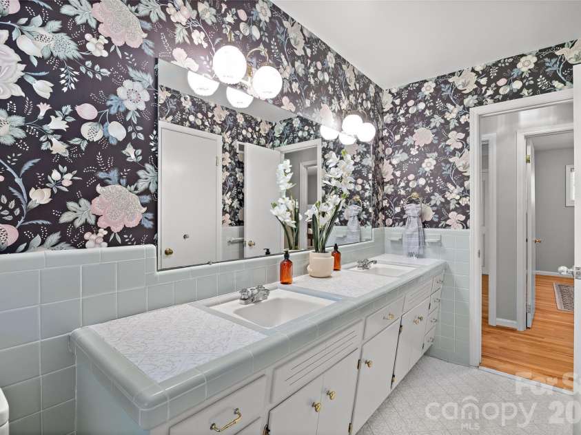 933 Coulwood Drive, Charlotte, NC 28214.  MLS# CAR4425110, YatesRealty ID 54341. 
