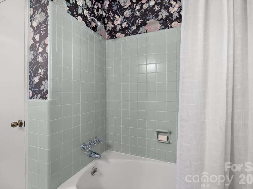 933 Coulwood Drive, Charlotte, NC 28214.  MLS# CAR4425110, YatesRealty ID 54341. 